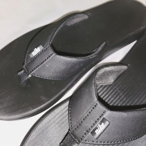 Nike Women's size 8 black flip-flops